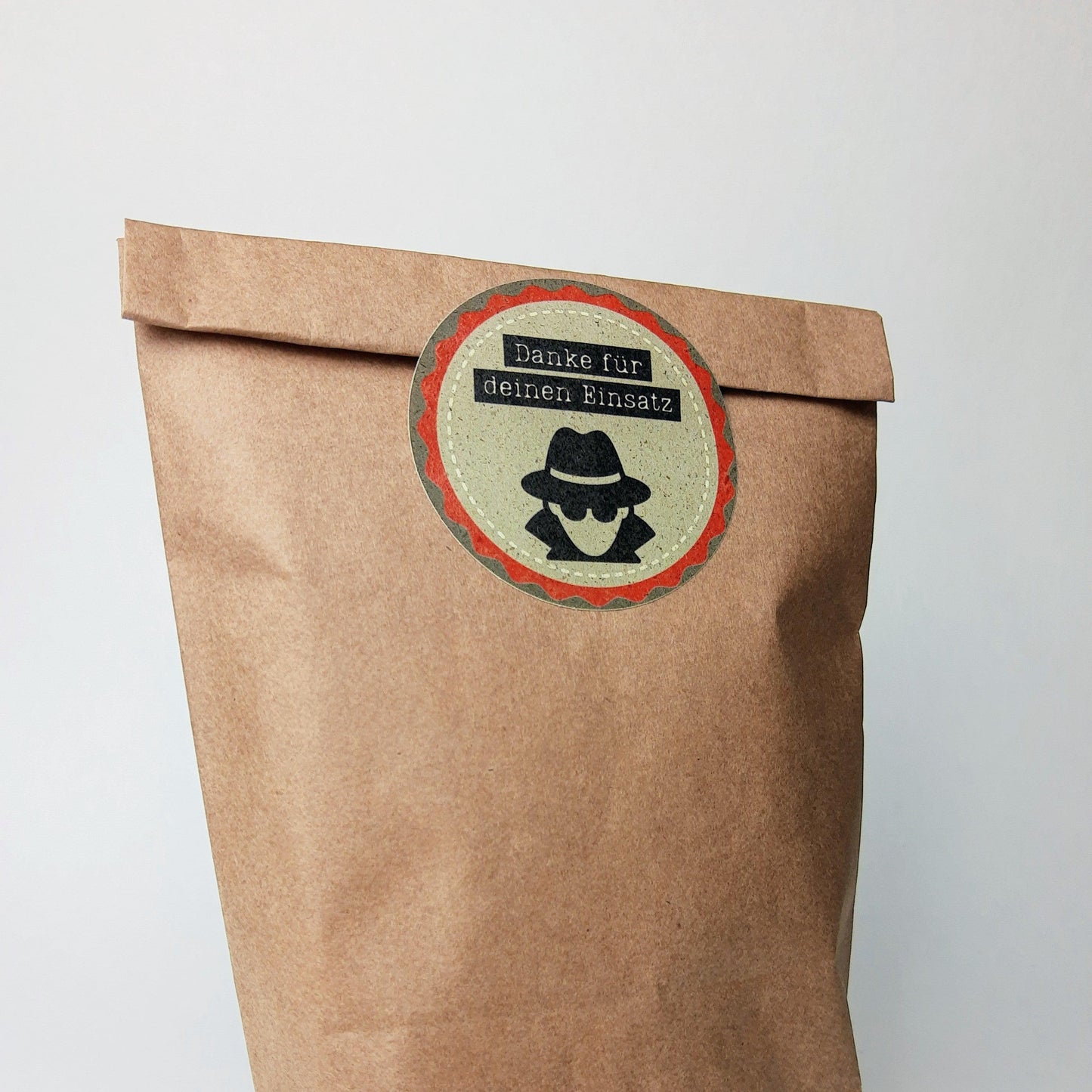 Mitgebseltüte: Verpackung für Gastgeschenk mit Detektiv Sticker