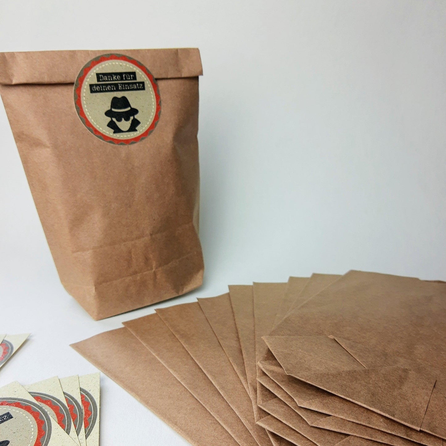 Mitgebseltüte: Verpackung für Gastgeschenk mit Detektiv Sticker