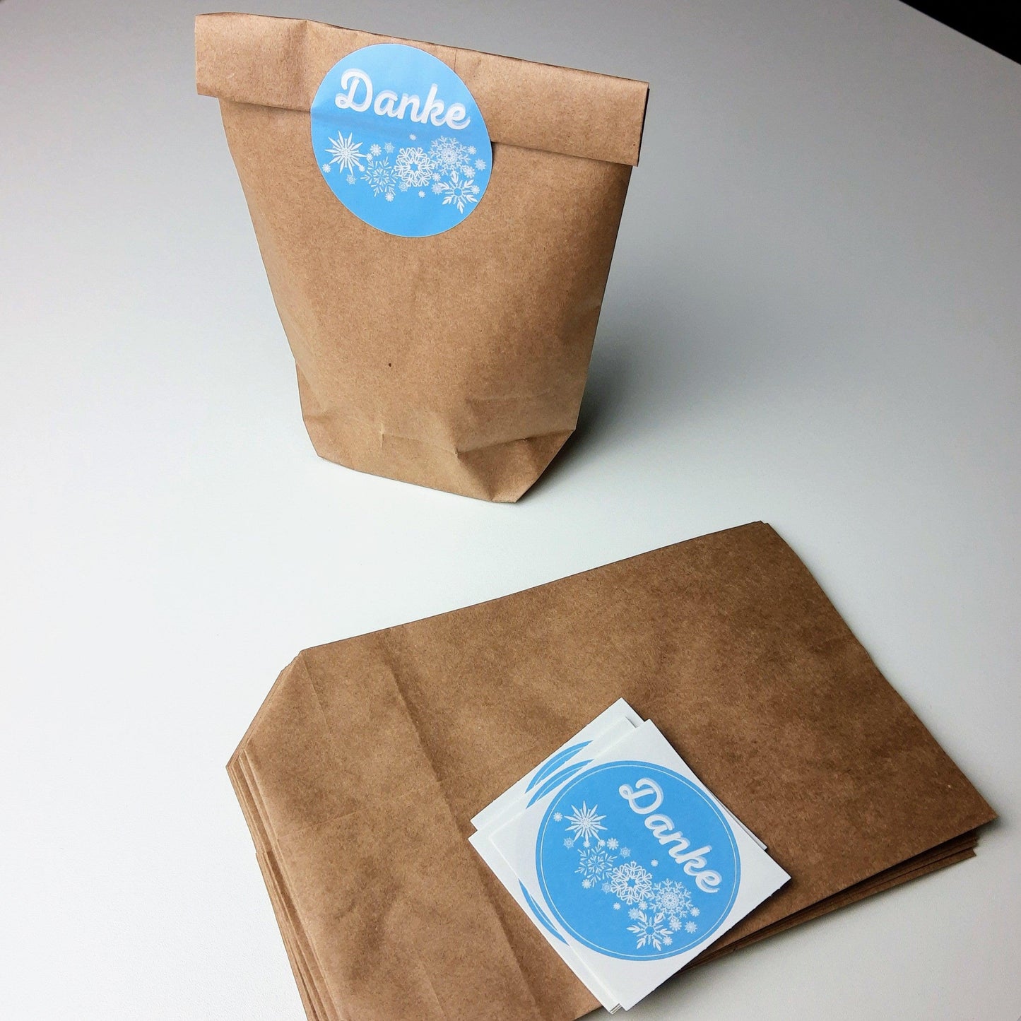 Mitgebseltüte: Verpackung für Gastgeschenk mit Schneeflocken Sticker