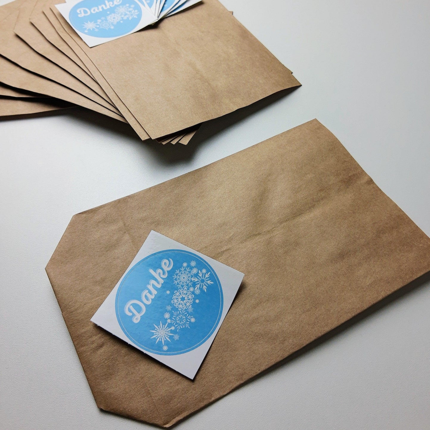 Mitgebseltüte: Verpackung für Gastgeschenk mit Schneeflocken Sticker
