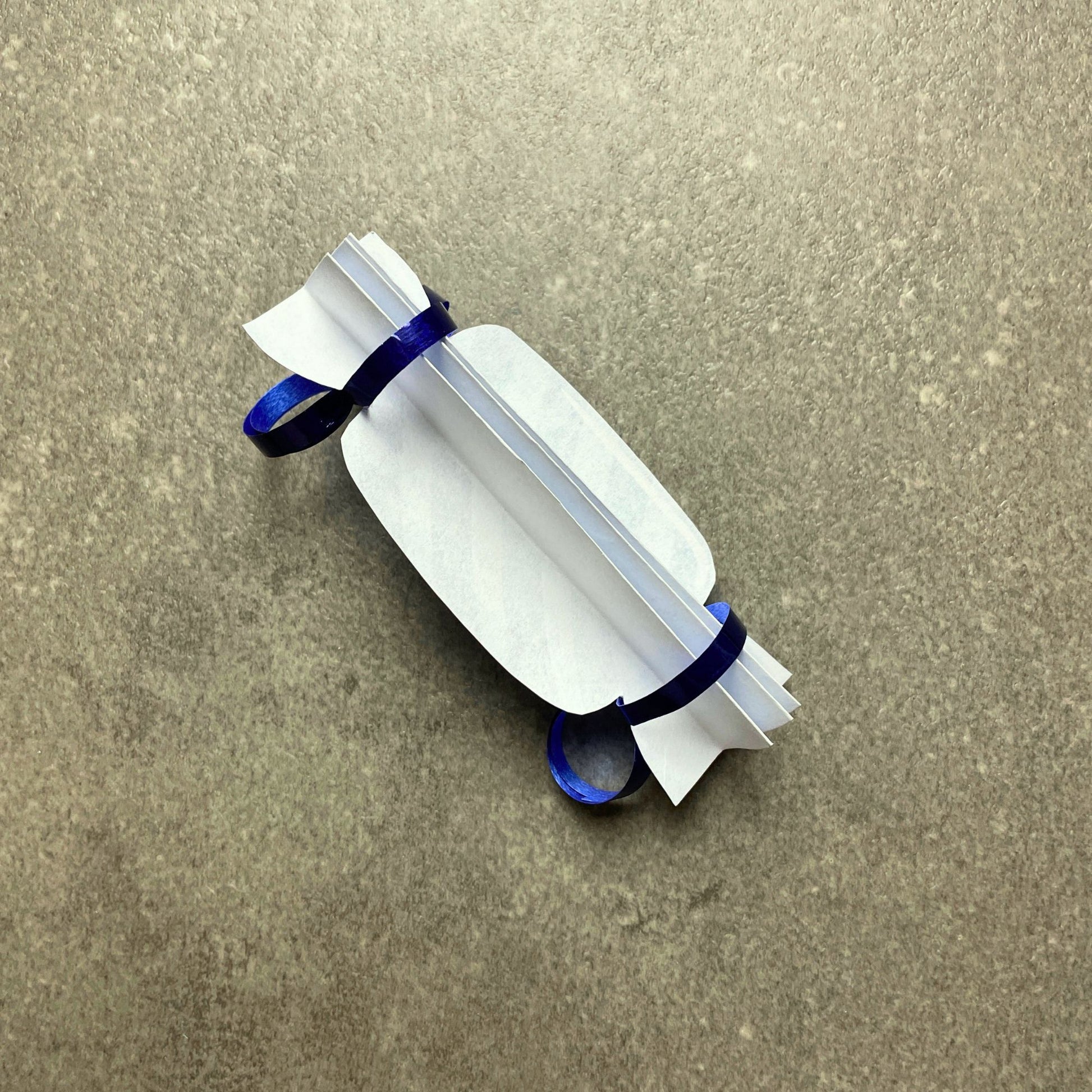 Bonbon Einladung von hinten. Ziehharmonika Falttechnik. DIY Druckvorlage EInladungkarte zum Kindergeburtstag.