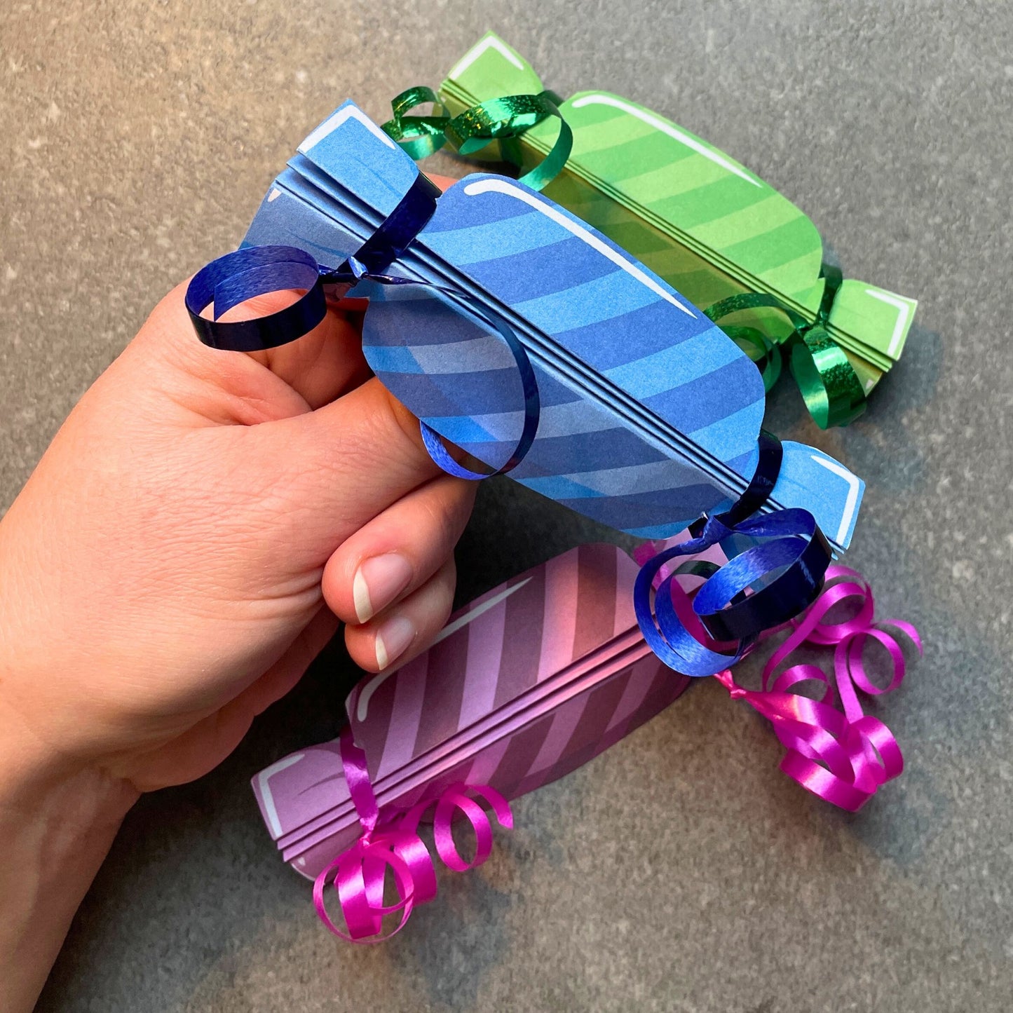 Bonbon Einladung in drei leuchtenden Farben, grün, rosa und blau. Druckvorlage zum Kindergeburtstag.