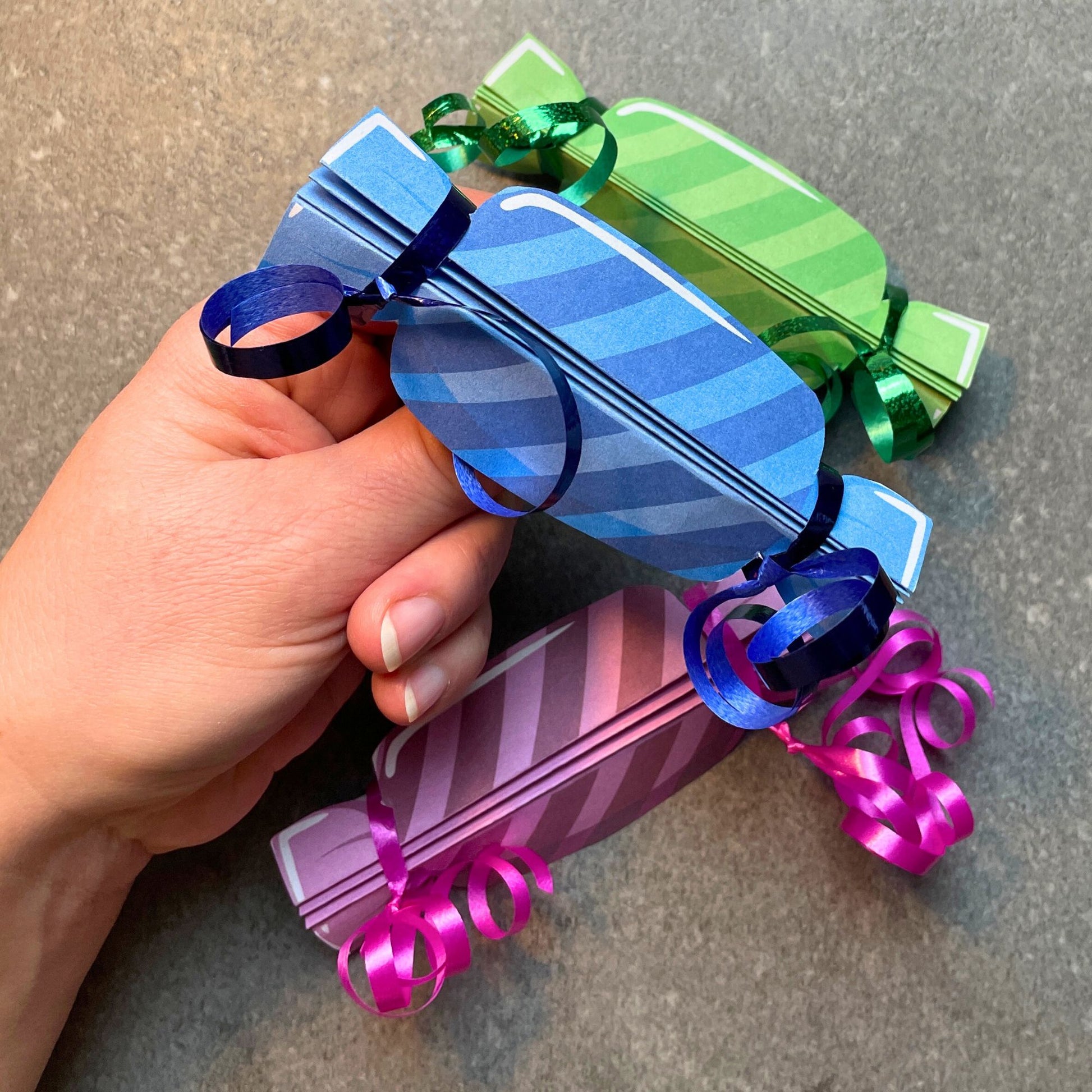 Bonbon Einladung in drei leuchtenden Farben, grün, rosa und blau. Druckvorlage zum Kindergeburtstag.