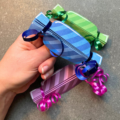 Bonbon Einladung in drei leuchtenden Farben, grün, rosa und blau. Druckvorlage zum Kindergeburtstag.