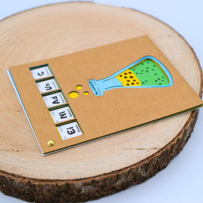 Detail Chemie Elemente auf Kraftpapier Einladungskarte