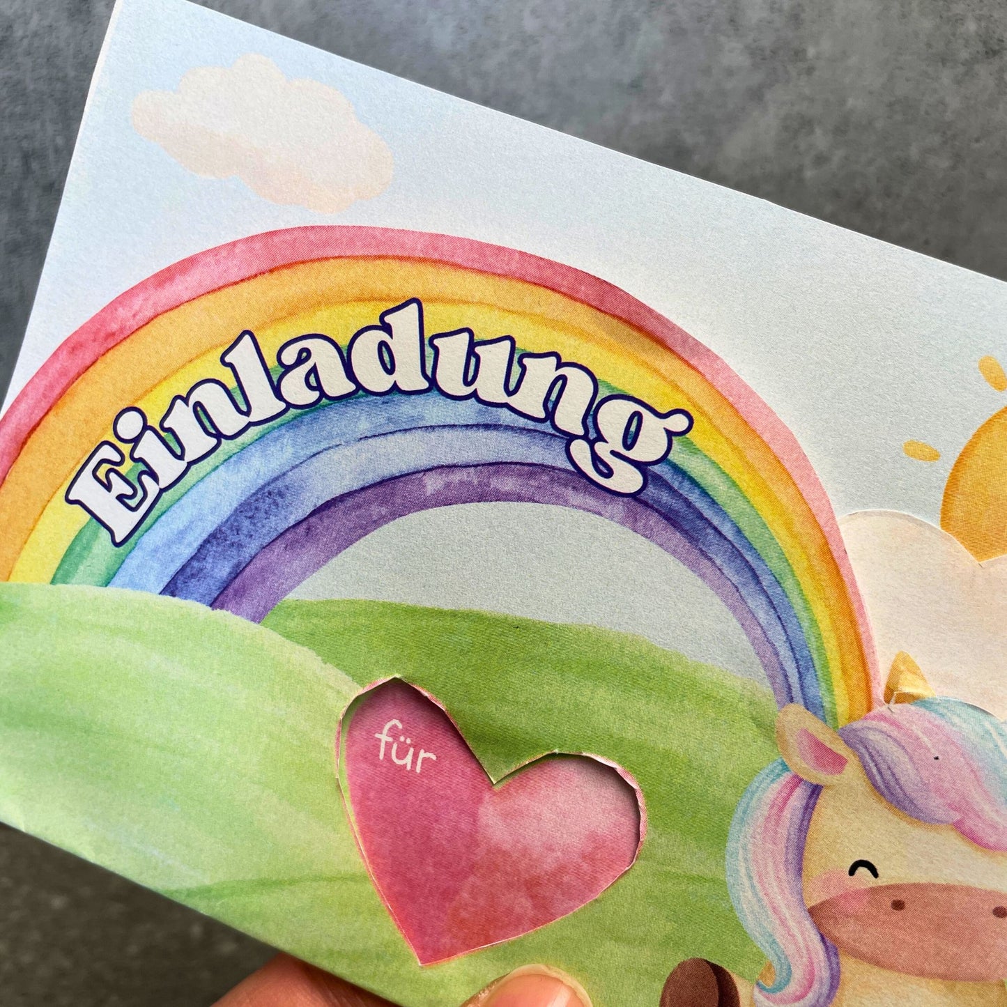 Einhorn Einladung mit Regenbogen und Herz. PDF Druckvorlage für eine Faltkarte mit schönem Effekt.