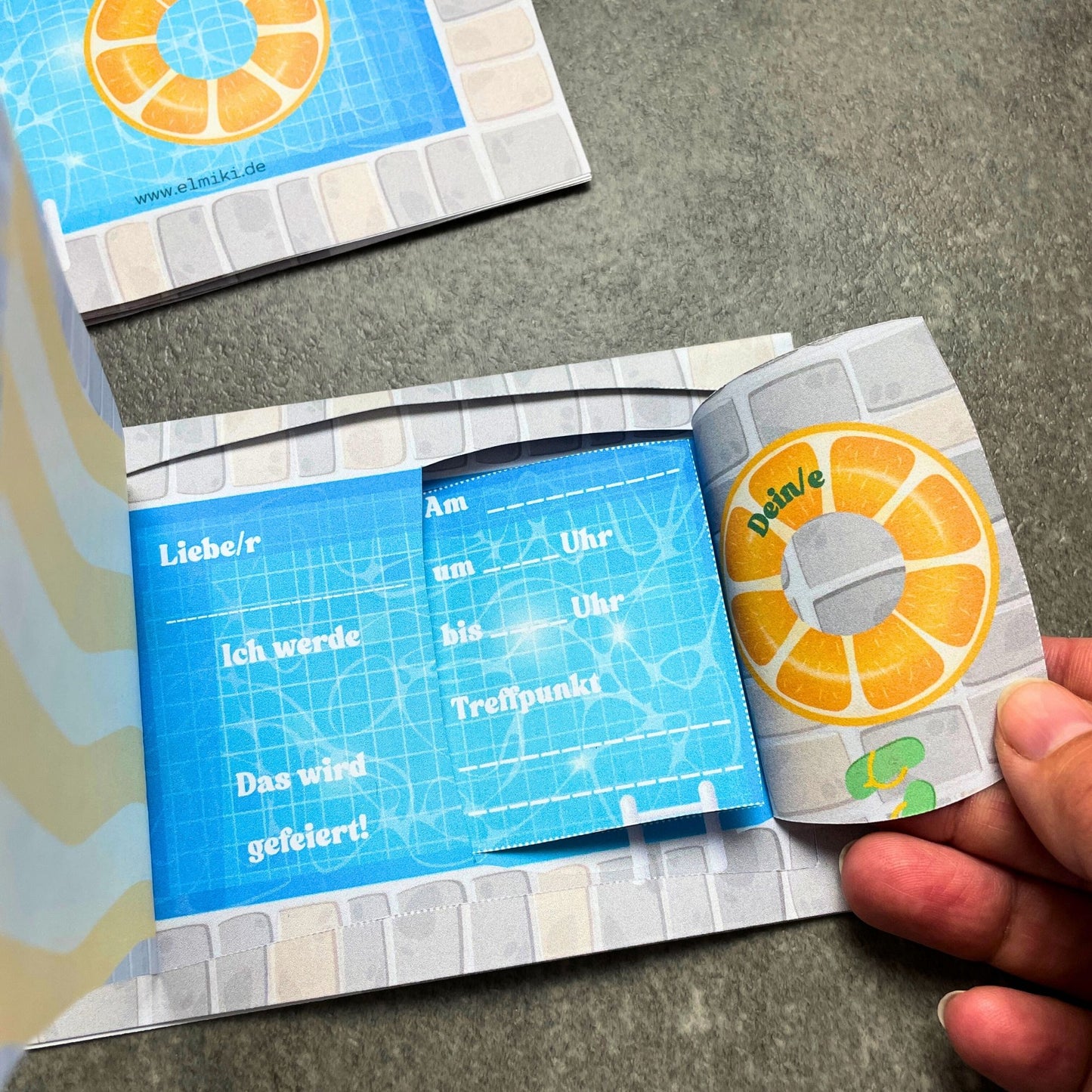 DIY Einladung Pool Kindergeburtstag mit verstecktem Text auf mehreren Klappseiten