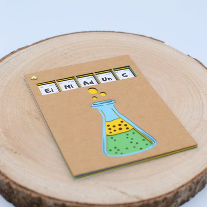 Detail Erlenmeyerkolben auf Kraftpapier Einladungskarte